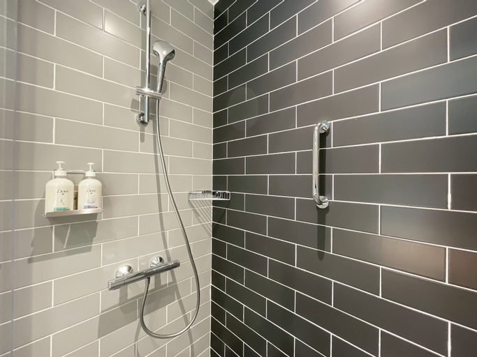 Bathroom 14