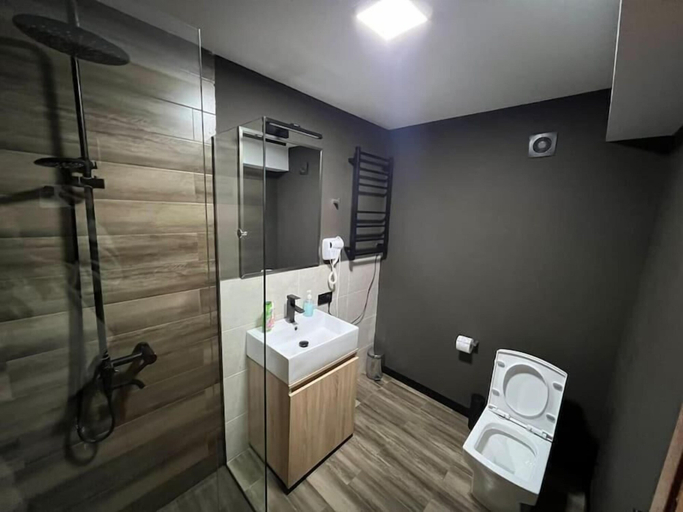 Bathroom, Paskunji Marshall Apartment, Kazbegi