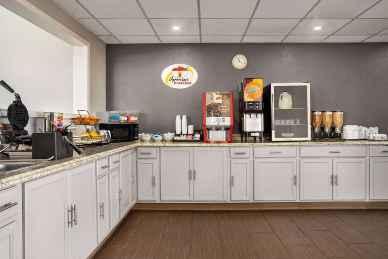 Food & Drinks 5, Super 8 By Wyndham Gainesville Tx, Cooke