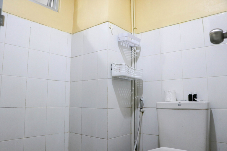 Bathroom 2, Warm And Homey 2Br At Sentraland Cengkareng Apartment, Jakarta Barat