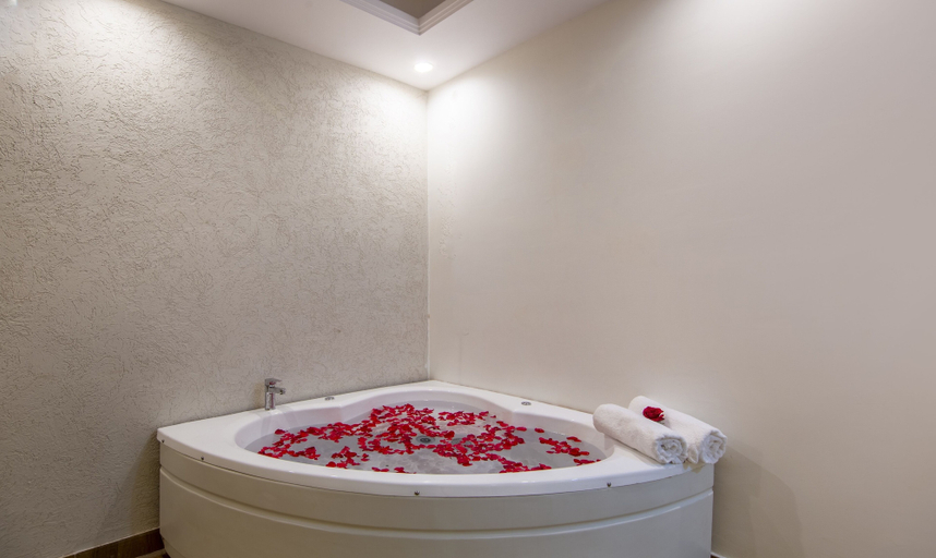 Bathroom, Treebo Premium Embassy Inn, Gautam Buddha Nagar