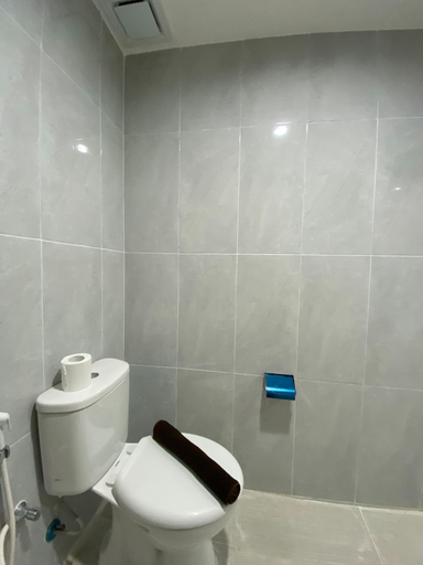 Bathroom 5, Spacious and Combined 1BR Vasanta Innopark Apartment By Travelio, Cikarang