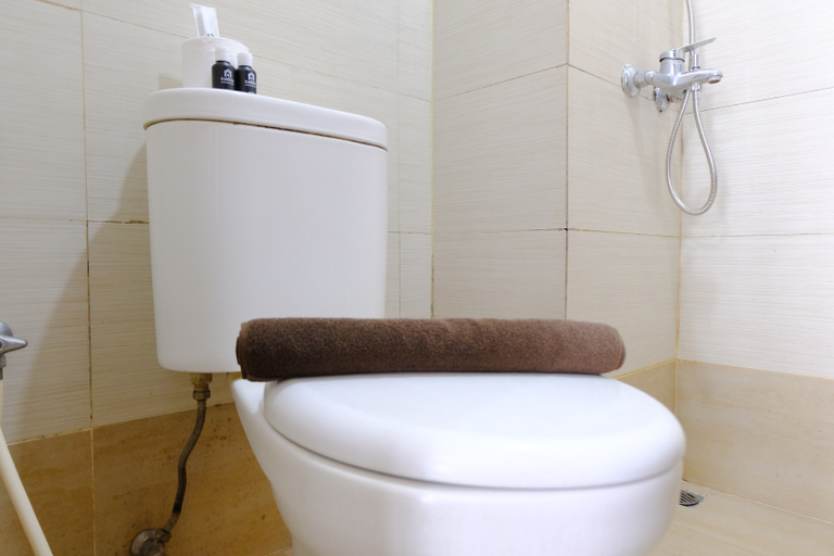 Bathroom 5, Strategic and Comfortable 2BR Apartement at Gateway Pasteur By Travelio, Bandung