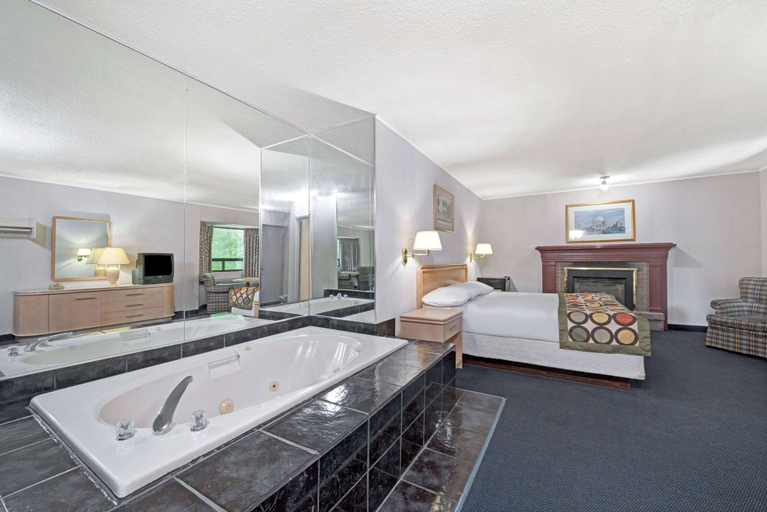 Bathroom 4, Super 8 by Wyndham Niagara Falls North, Niagara