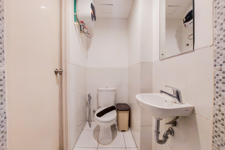 Bathroom 5, Good Choice Studio Apartment Aeropolis Residence By Travelio, Tangerang