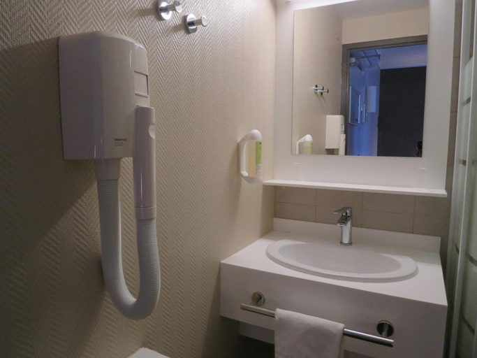 Bathroom 5, Hôtel Wood Inn Bordeaux Aeroport, Gironde