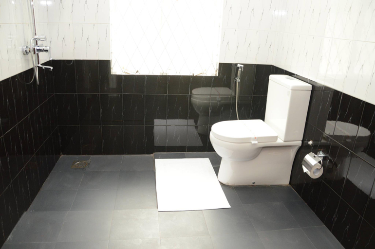 Bathroom 2, Hotel Achivina Kandy, K.F.G. & G. Korale
