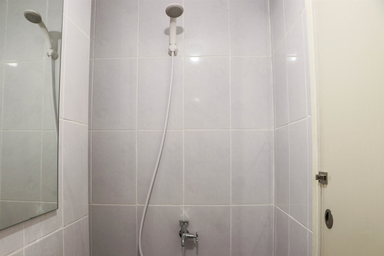 Bathroom 3, Compact And Tidy Studio At Tokyo Riverside Pik 2 Apartment, Tangerang