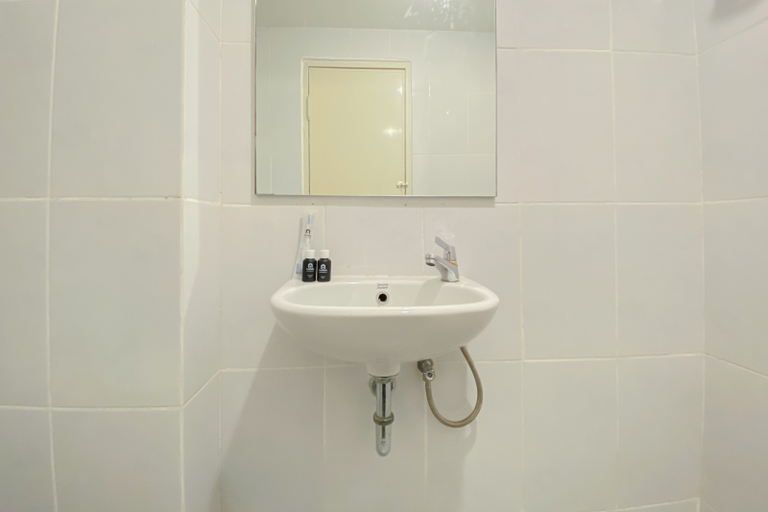 Bathroom 2, Great Choice and Cozy Studio Tokyo Riverside PIK 2 Apartment By Travelio, Tangerang