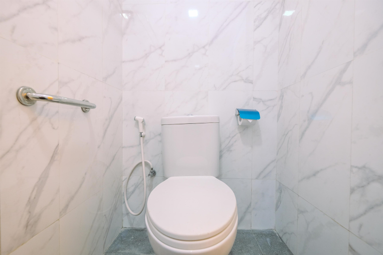 Bathroom 5, Modern and Comfy Studio at Tokyo Riverside PIK 2 Apartment By Travelio, Tangerang