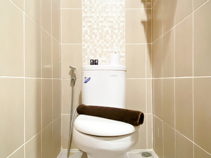 Bathroom 5, Nice and Comfy Studio at Enviro Apartment By Travelio, Cikarang