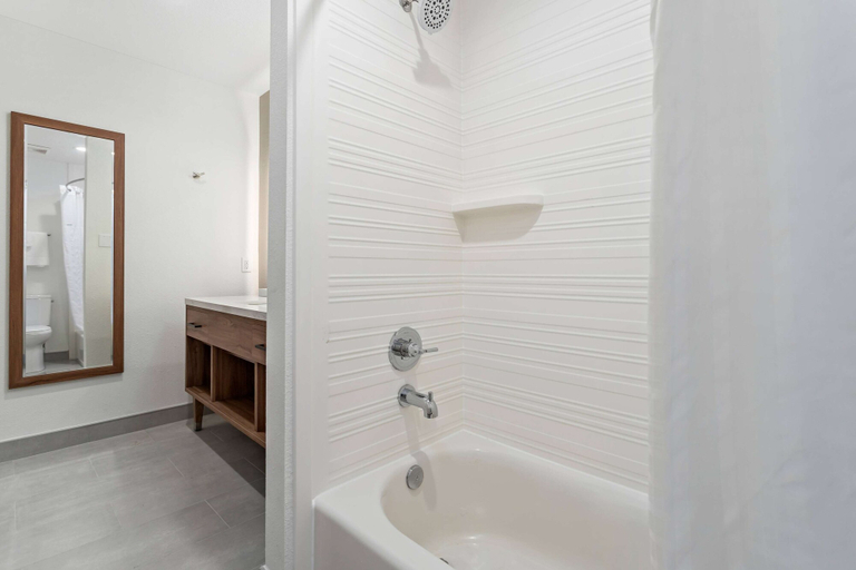 Bathroom 4, Baymont by Wyndham Beaumont, Jefferson