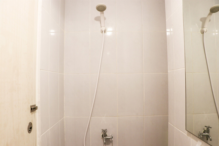 Bathroom 4, Modern Studio Room At Tokyo Riverside Pik 2 Apartment, Tangerang