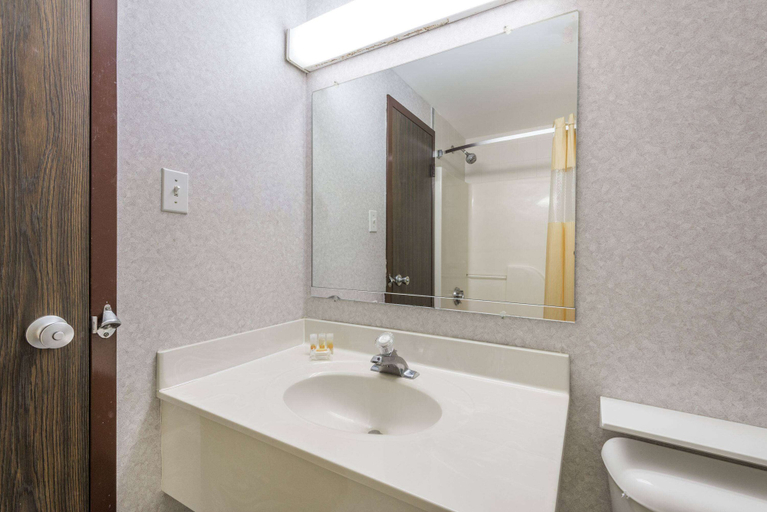 Bathroom 5, Days Inn by Wyndham Berlin Meriden, Hartford