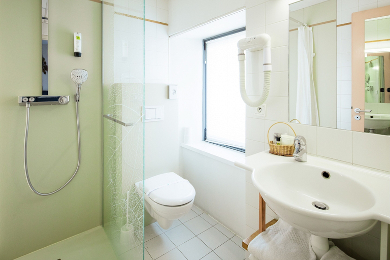 Bathroom 4, Hôtel Restaurant de la Poste, Lozère