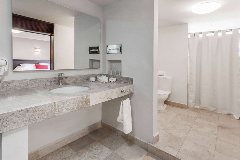 Bathroom 3, Ramada Plaza Leon, León