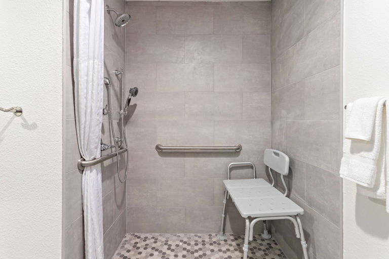 Bathroom 4, Baymont by Wyndham Beaumont, Jefferson