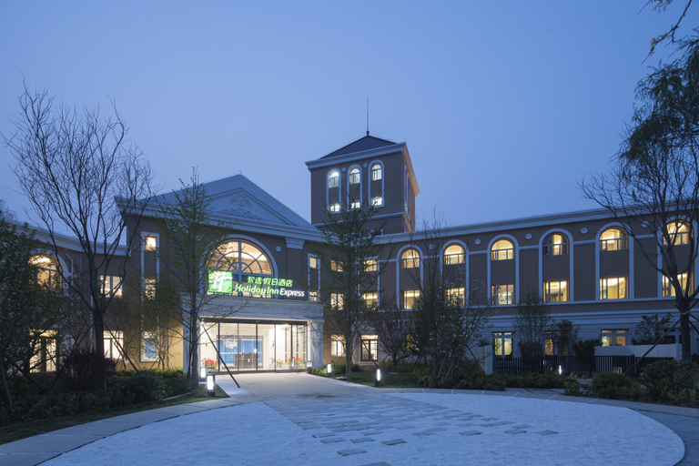 Exterior & Views