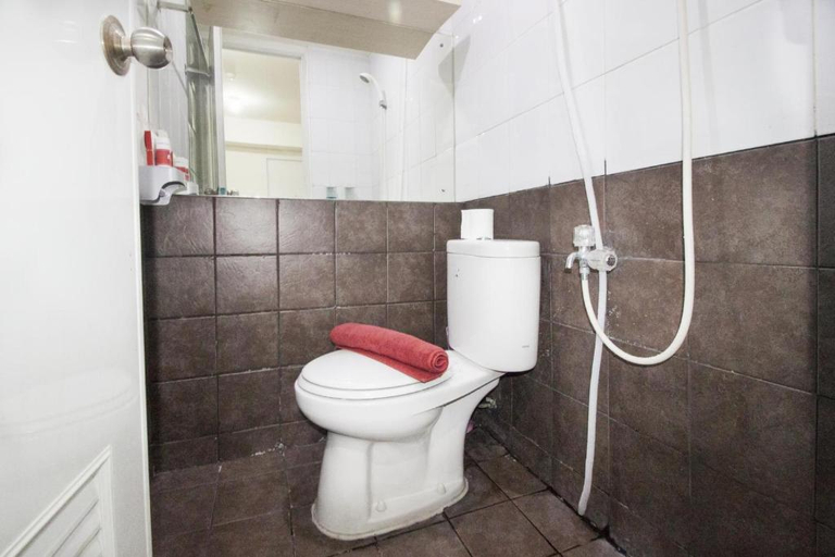 Bathroom 5, Green pramuka Harian by Dea Rooms, Central Jakarta