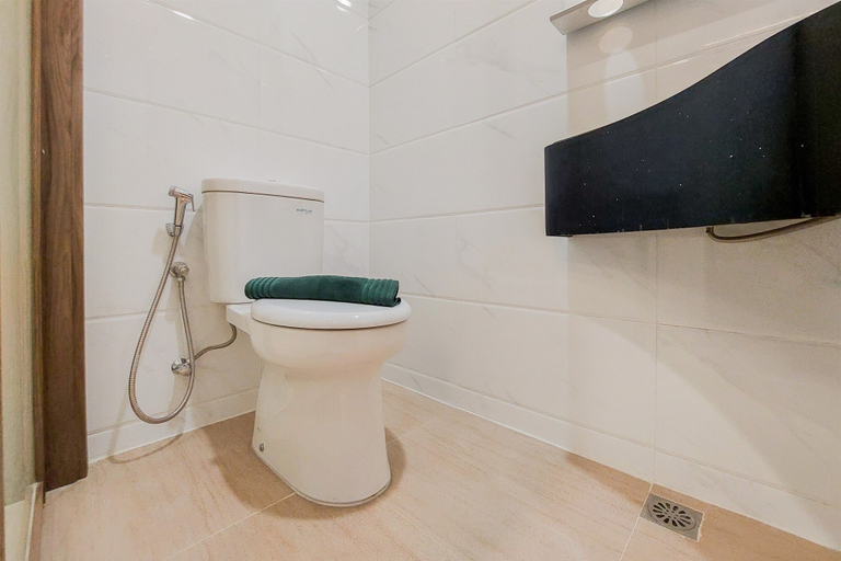 Bathroom 5, Warm And Nice Studio Room Sky House Bsd Apartment, Tangerang Selatan