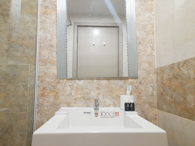 Bathroom 5, Modern Classic Studio at Mataram City Apartment By Travelio, Sleman
