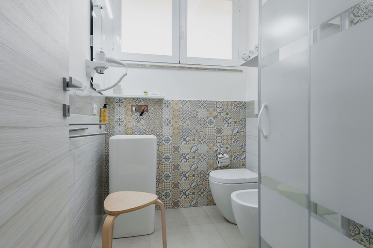 Bathroom 3, Archimede's Rooms, Syracuse