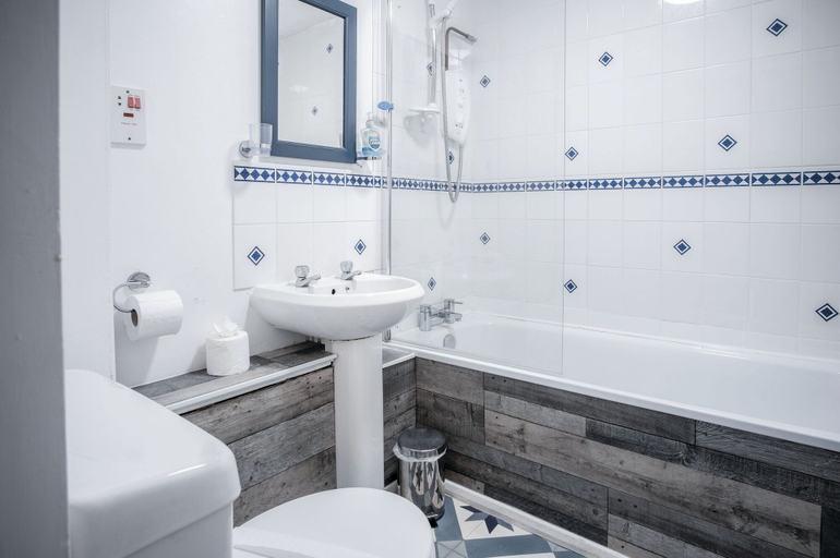 Bathroom 3, 17 Beach Court - 2 Bed Apartment - Saundersfoot, Pembrokeshire