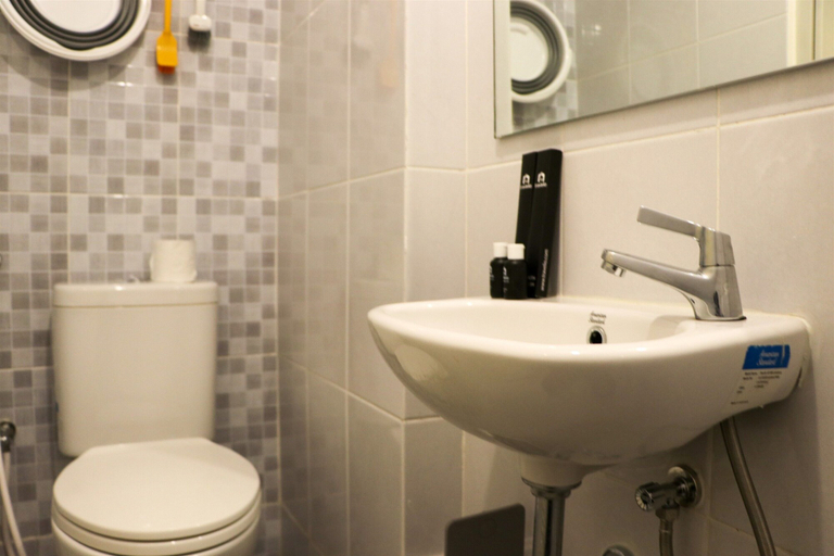 Bathroom 3, Relaxing Studio Apartment At Tokyo Riverside Pik 2, Tangerang