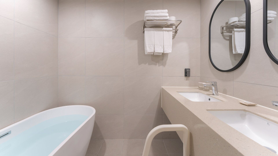 Bathroom 3, H.Avenue, Geoje
