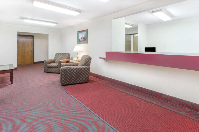 Public Area 2, Econo Lodge El Paso, IL, Woodford