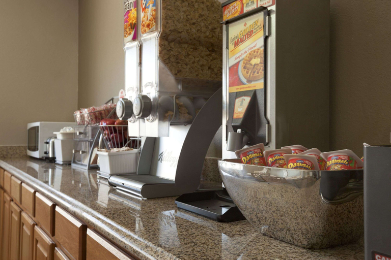 Food & Drinks 5, Super 8 by Wyndham Fremont NE, Dodge