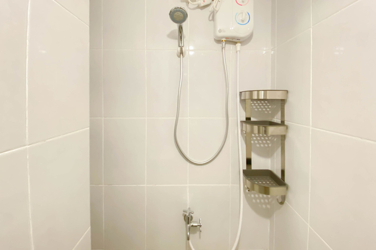 Bathroom 3, Nice And Compact Studio At Tokyo Riverside Pik 2 Apartment, Tangerang