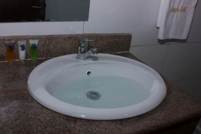 Bathroom, CASONI INTERNATIONAL HOTELS AND SUITES, Obio/Akp