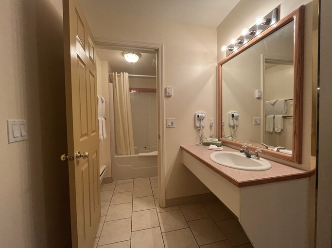 Bathroom 3, Western Budget Motel Whitecourt 3, Division No. 13