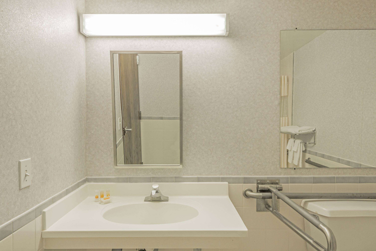 Bathroom 5, Days Inn by Wyndham Berlin Meriden, Hartford