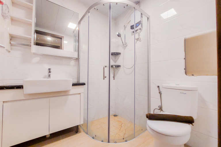 Bathroom 5, Strategic and Simple 3BR Sky House BSD Apartment By Travelio, Tangerang Selatan