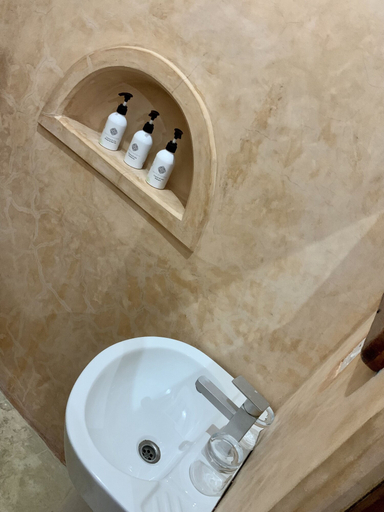Bathroom 4, Chokoro House, Kusini
