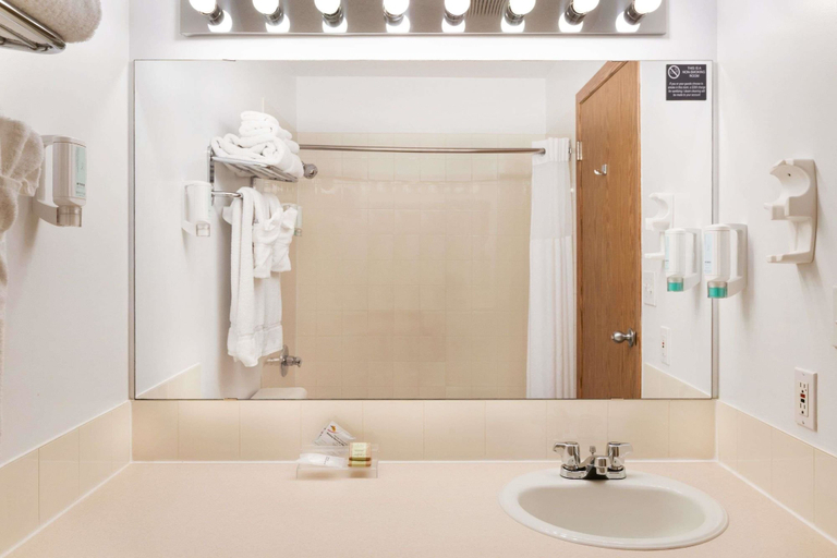 Bathroom 5, Super 8 by Wyndham Drayton Valley, Division No. 11