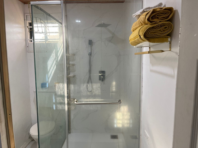 Bathroom 4, Odyssey Suites, City of Georgetown