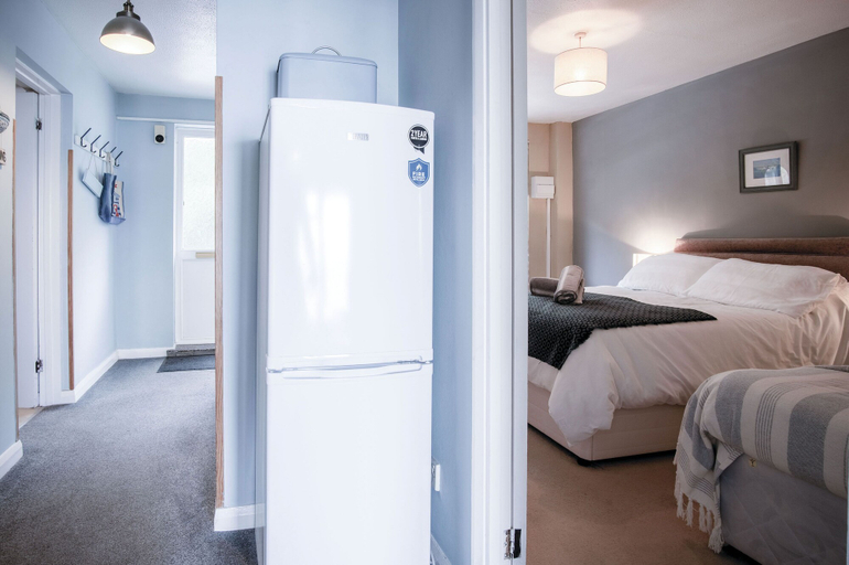Bedroom 2, 17 Beach Court - 2 Bed Apartment - Saundersfoot, Pembrokeshire
