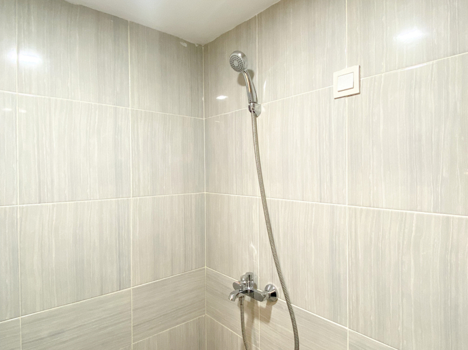 Bathroom 5, Good and Homey Studio at Vasanta Innopark Apartment By Travelio, Cikarang