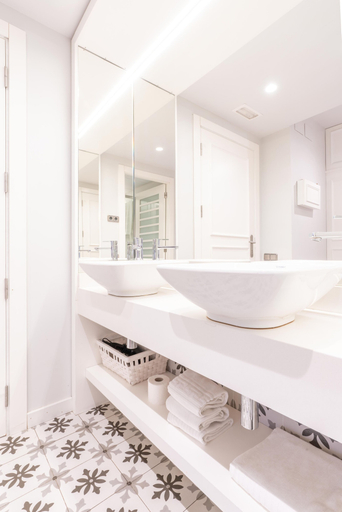 Bathroom 4, Serennia Fira Gran Vía Exclusive Rooms, Barcelona