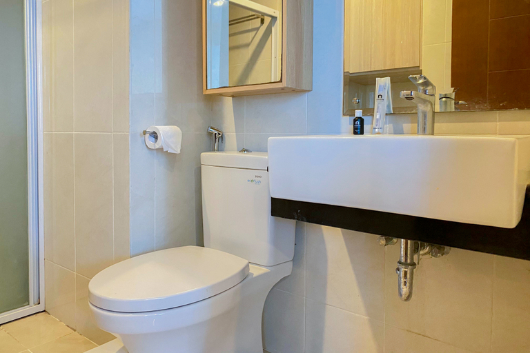 Bathroom 5, Great Location and Comfy 1BR Apartment at Capitol Park Residence By Travelio, Jakarta Pusat
