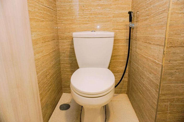 Bathroom 2, Fancy And Nice 2Br At Gading Greenhill Apartment, North Jakarta