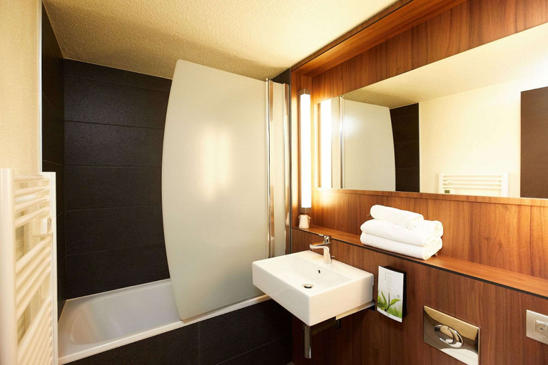 Bathroom 4, Campanile Pau, Pyrénées-Atlantiques