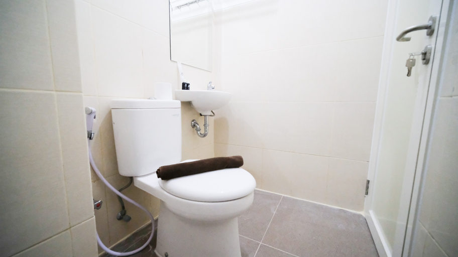 Bathroom 5, Tidy and Comfy Studio at Bale Hinggil Apartment By Travelio, Surabaya