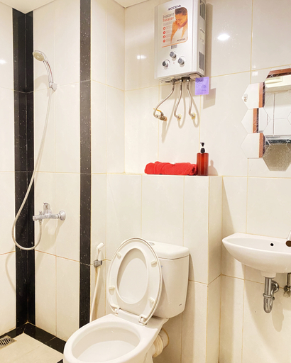 Bathroom 5, Apartemen Transpark Cibubur with Netlfix by APARTEMENKU, Depok