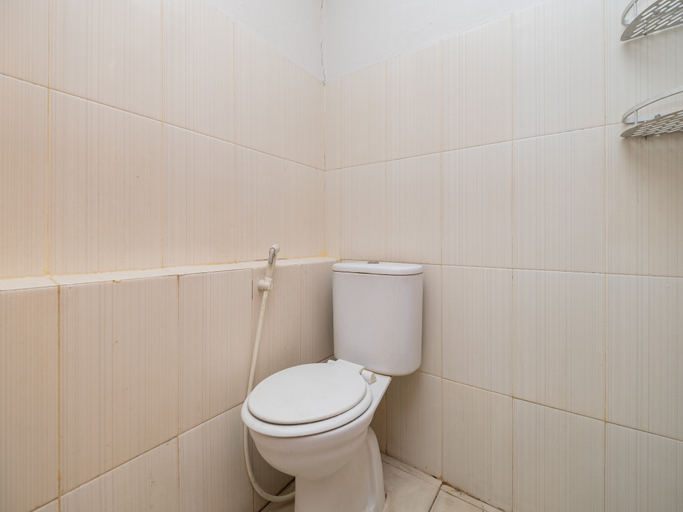 Bathroom 5, Apartemen Green Lake View Ciputat by Alfa Rooms, Tangerang Selatan