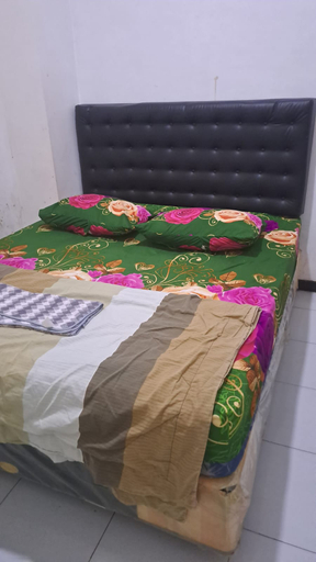 Bedroom 3, King Plaza Homestay, Berau