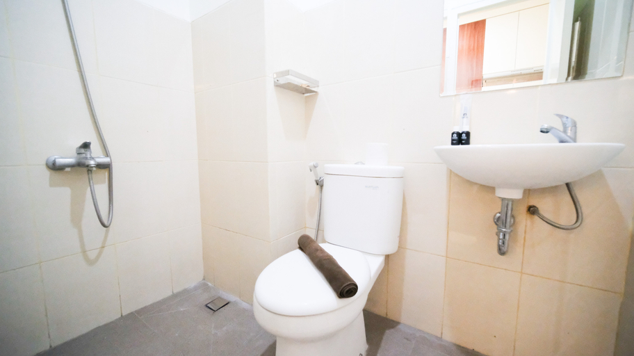 Bathroom 5, Compact and Cozy Stay Studio at Bale Hinggil Apartment By Travelio, Surabaya